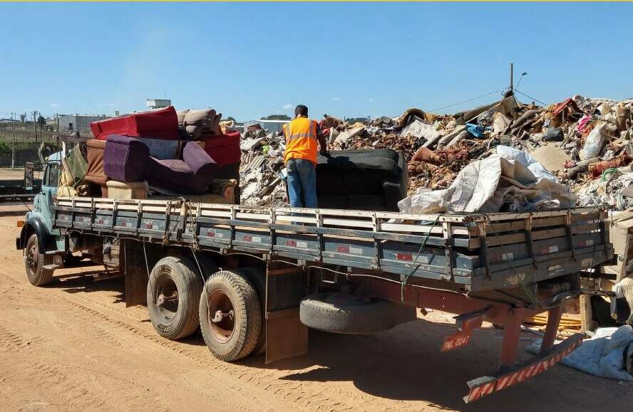 Projeto Reuse coleta sofás e colchões e garante descarte correto